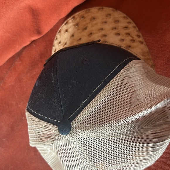 NWOT Ostrich brimmed rodeo /roping trucker hat - Picture 3 of 3